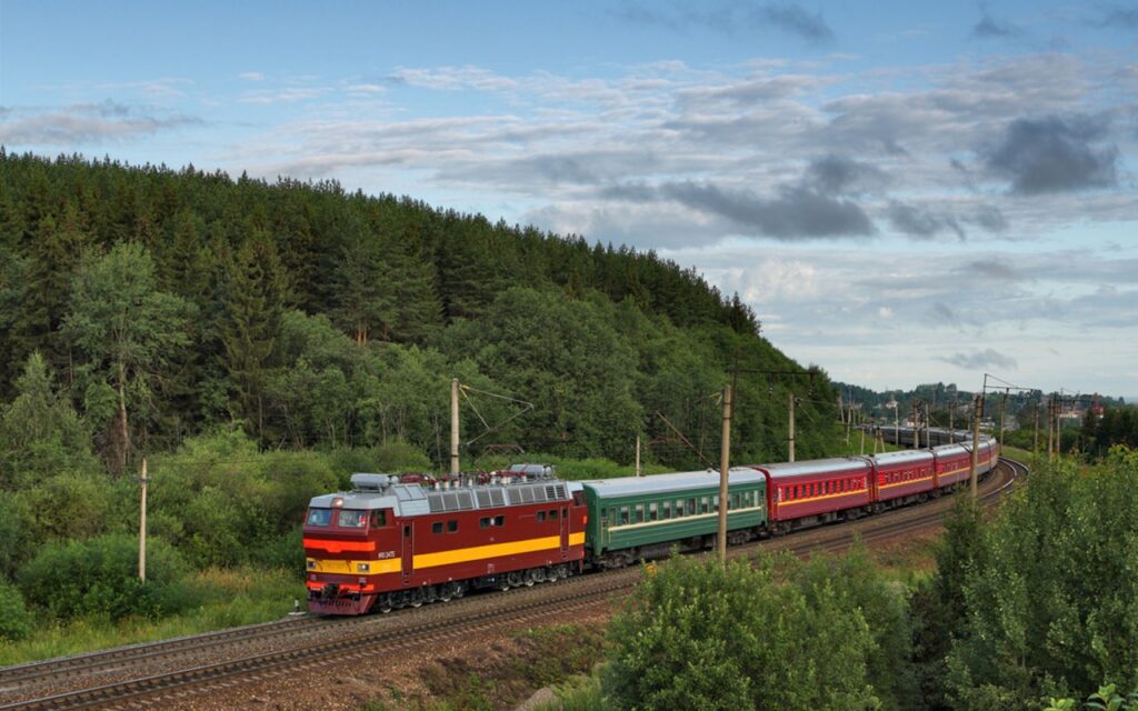قطار وسط الطبيعة الخلابة في روسيا عبر السكك الحديدية العابرة لسيبيريا من موسكو إلى فلاديفوستوك