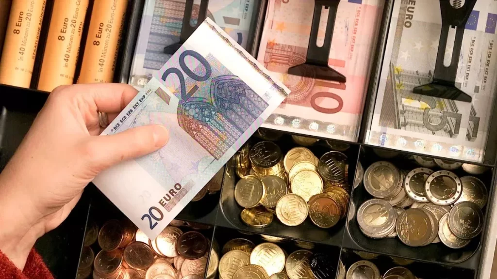 عملة اليورو بقيم مختلفة ضمن تحديد الحد الأدنى للأجور في استونيا