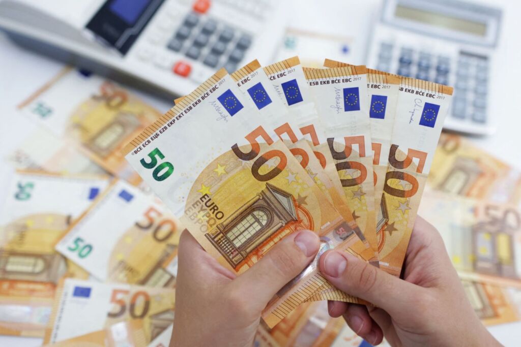 مجموعة كبيرة من الأوراق النقدية بقيمة 50 يورو تعبر عن رفع الحد الأدنى للأجور في البرتغال 2024