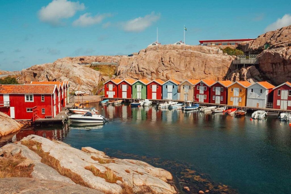 منظر البيوت الملونة على حافة المياه  في جزيرة Smögen في السويد
