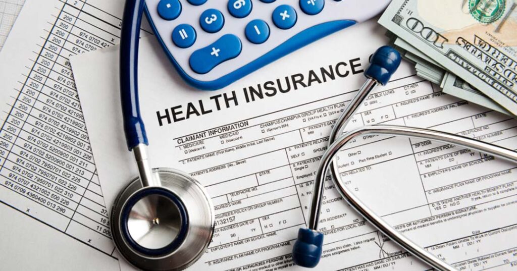 استمارة تأمين صحي في تايلاند ومبلغ مالي بقيمة الدولار، وسماعة طبية