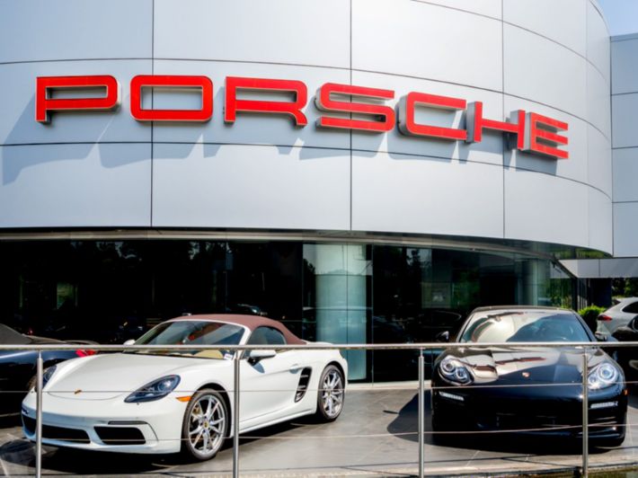 سيارات معروضة في شركة السيارات الألمانية بورشة Porsche AG