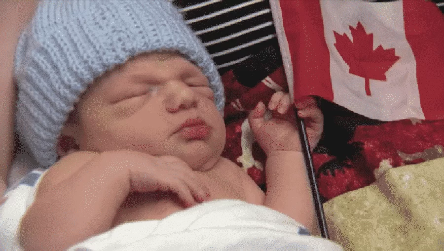 طفل حديث الولادة مولود في كندا- الولادة في كندا
