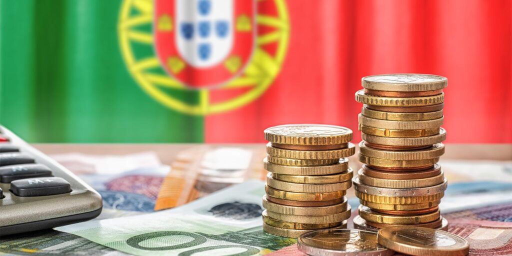 مجموعة من الأوراق النقدية وحاسبة  لحساب قيمة ضرائب الشركات في البرتغال