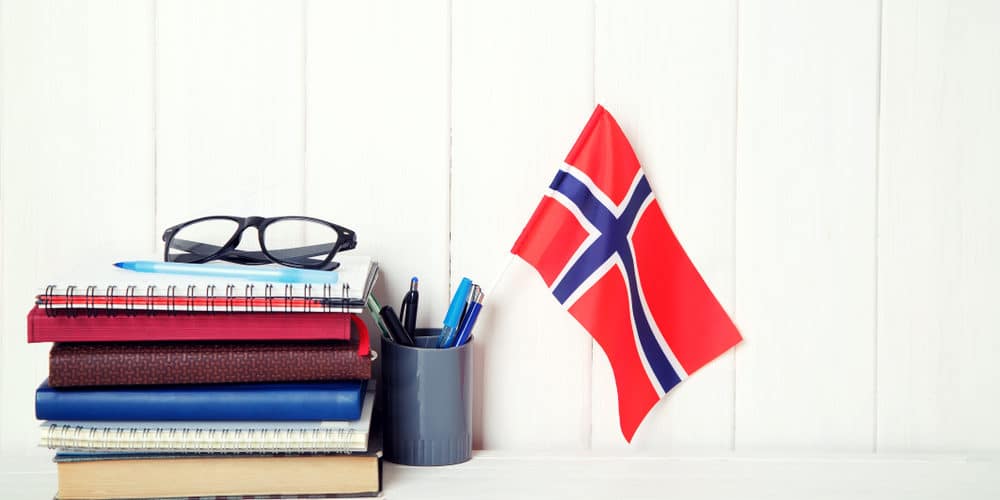 مجموعة من الكتب الدراسية وعلم النرويج-  الدراسة في النرويج