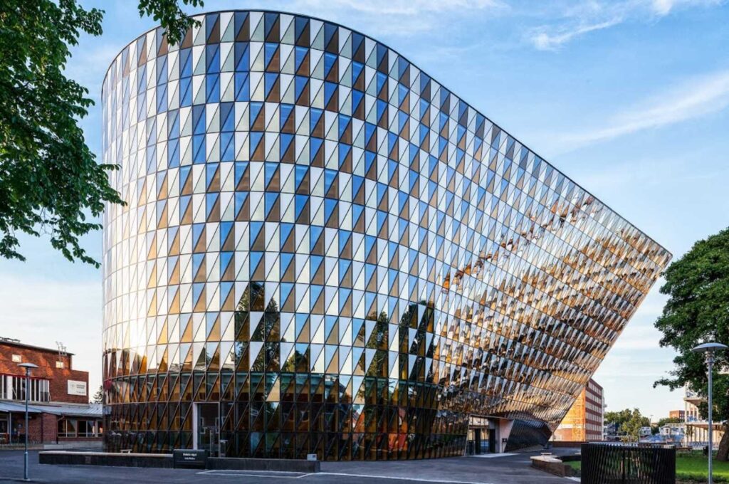 البناء الخارجي لجامعة ومعهد كارولينسكا في السويد- أفضل الجامعات في السويد