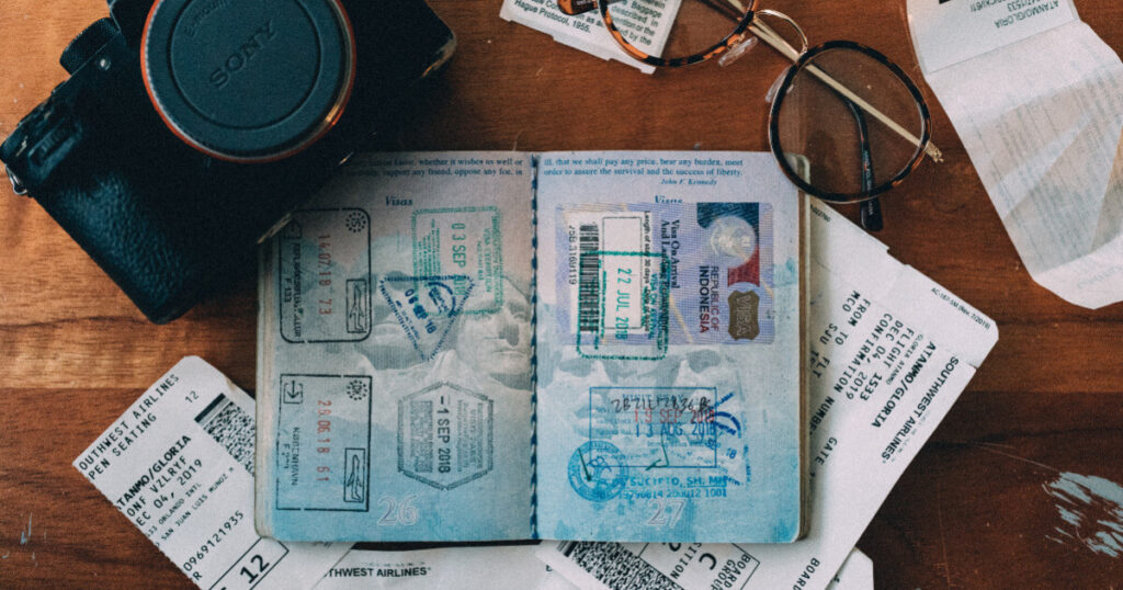 جواز سفر ومجموعة من المستندات للحصول على تأشيرة البرتغال الذهبية