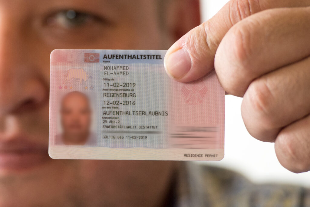 بطاقة إقامة دائمة لإحدى اللاجئين في ألمانيا- حالات سحب الإقامة الدائمة في ألمانيا للاجئين الذين يزورون بلدانهم
