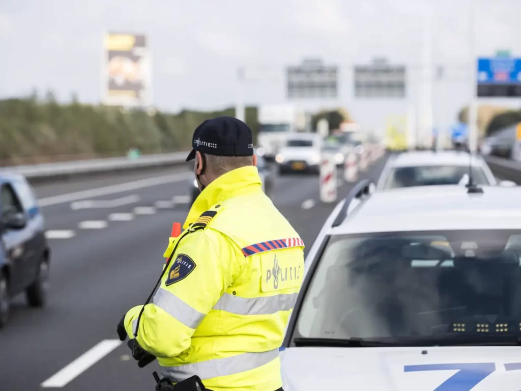 شرطي مرور يقوم بمراقبة الطريق العام في هولندا لضبط اي مخالفة مرورية