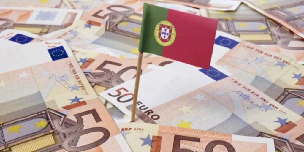 مجموعة من الأوراق النقدية بقيمة 50 يورو وعلم البرتغال - ضرائب الشركات في البرتغال