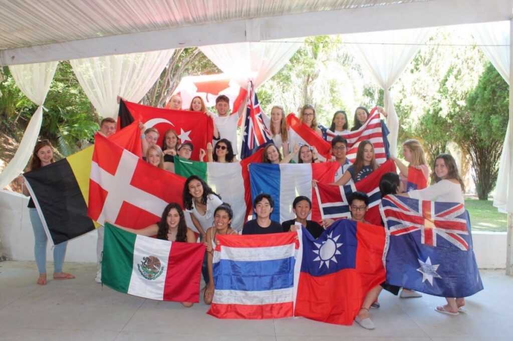 مجموعة من الطلاب يحملون اعلام من الدول الأوروبية ضمن برنامج التبادل الطلابي في ألمانيا